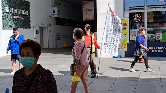 基隆市公車循環站7日上午出現一名老翁，以類似「洗門風」的方式，向遭他訐譙的公車司機道歉。（張志康攝）