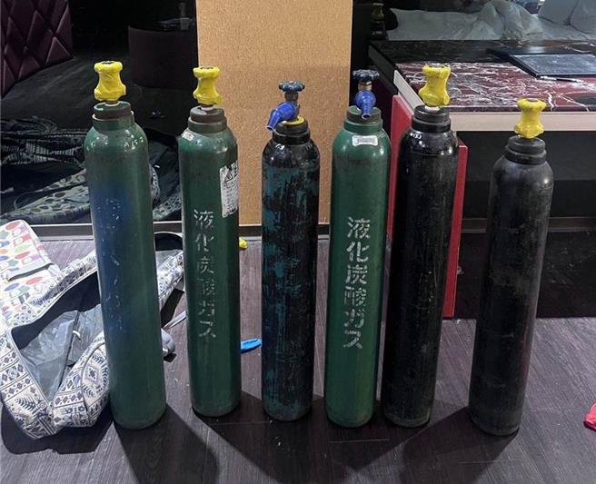 警方查扣郑男强盗的笑气钢瓶。（警方提供）