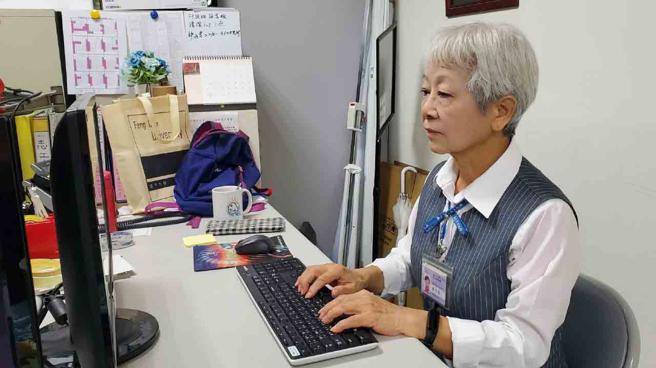 現年72歲的曹月華，已在大墩文化中心志工隊服務逾28年。（圖片來源：臺中市政府文化局提供）