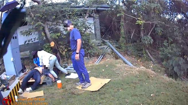 6日上午，一名六旬男子在四重溪溫泉公園內一處變電箱前誤觸高壓電命危，消防救護員從鬼門關前將人搶救成功。(屏縣消防局提供／林和生屏東傳真)患到院前已無呼吸心跳，且臉色發紺，隨即貼上AED電擊片評估及進階呼吸道置入，經電擊1次後，隨即送醫，將人從鬼門關救回。