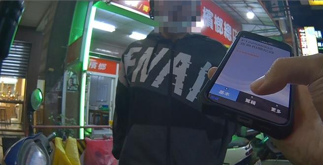37岁刘姓男子日前未依规定两段式左转，被警方拦检却一直谎报姓名，员警也讶然发现男子手机LINE聊天纪录有「能跑先跑」留言。（台中市第五分局提供／冯惠宜台中传真）