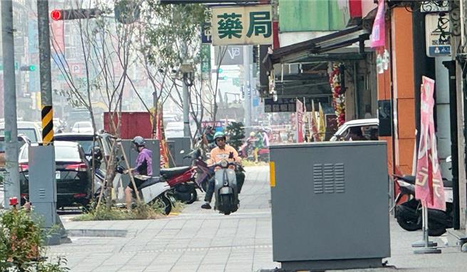 嘉义市议员郑光宏质询，台电迁移变电箱期程延宕导致兴业西路人行步道通行受阻、破坏市容景观。（郑光宏提供∕吕妍庭嘉义传真）