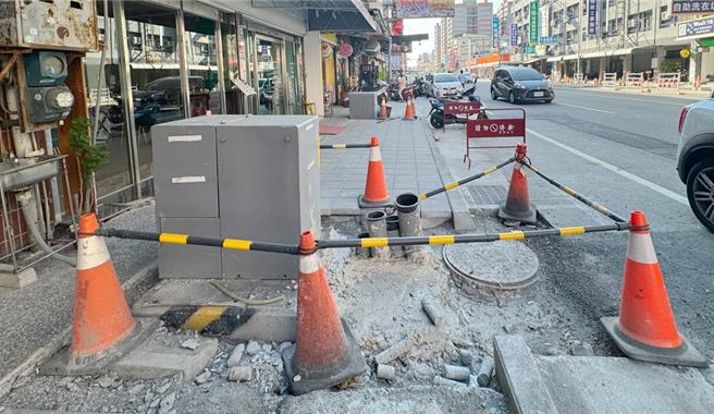 嘉义市议员郑光宏质询，台电迁移变电箱期程延宕导致兴业西路人行步道通行受阻、破坏市容景观。（郑光宏提供∕吕妍庭嘉义传真）