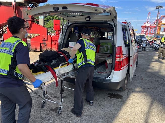 基隆港西18码头6日上午发生工安意外，一名除锈工人不明原因自桥式机上坠海，虽然紧急将其救起送医，但最终仍不治身亡。（翻摄照片／张志康基隆传真）