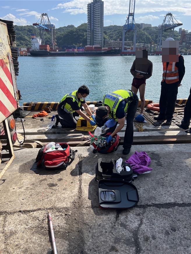 基隆港西18码头6日上午发生工安意外，一名除锈工人不明原因自桥式机上坠海，虽然紧急将其救起送医，但最终仍不治身亡。（翻摄照片／张志康基隆传真）