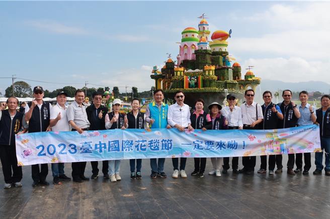 台中新社花海暨國際花毯節將於11日盛大登場，立委江啟臣前往會場關心進度。（江啟臣服務處提供）