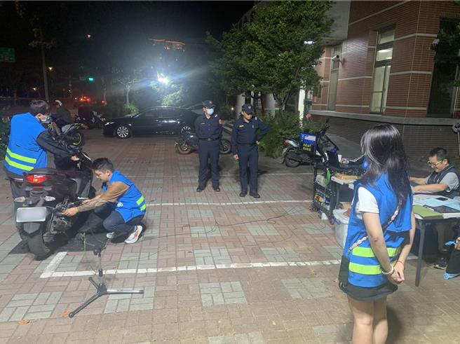 靜桃專案中壢警強力執法，6日晚間至今天清晨在青埔地區聯合稽查。(警方提供／呂筱蟬桃園傳真)