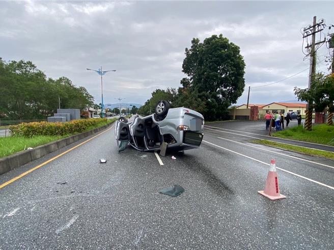 花莲一名71岁吴姓驾驶今天早上驾驶小客车载着2名乘客，行经台9线凤林路段时，不明原因自撞中央分隔岛，车辆瞬间翻覆呈「四脚朝天」。（警方提供／罗亦晽花莲传真）