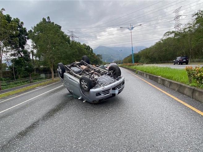 花莲一名71岁吴姓驾驶今天早上驾驶小客车载着2名乘客，行经台9线凤林路段时，不明原因自撞中央分隔岛，车辆瞬间翻覆呈「四脚朝天」。（警方提供／罗亦晽花莲传真）