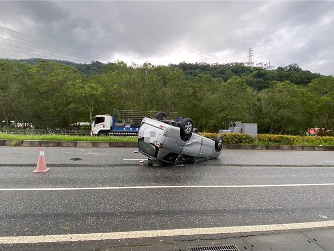花莲一名71岁吴姓驾驶今天早上驾驶小客车载着2名乘客，行经台9线凤林路段时，不明原因自撞中央分隔岛，车辆瞬间翻覆呈「四脚朝天」。（警方提供／罗亦晽花莲传真）