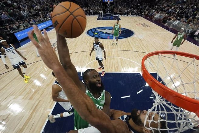 塞尔提克杰伦布朗飞身「顏扣」灰狼戈贝尔。（美联社）
