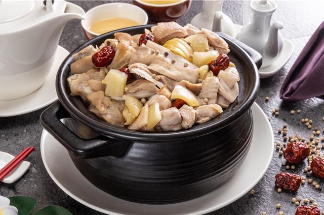 「胡椒肚鸡锅」是广东省的汉族传统名菜，辛辣开胃，售价880元加1成。(福容大饭店提供)