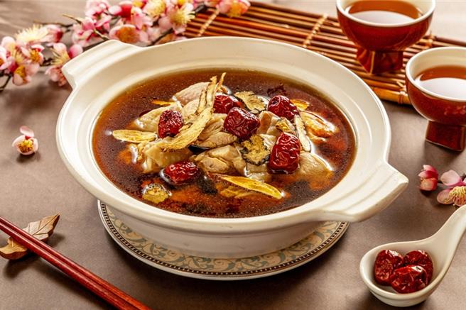「红枣烧酒鸡锅」加入各式中药材，滋补养生，售价880元加1成。(福容大饭店提供)