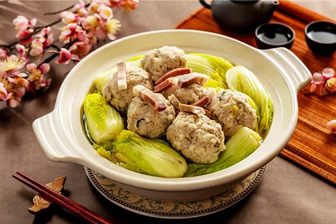 「清炖狮子头锅」加入6颗饱满狮子头，汤头清甜，老少都适合品尝，售价880元加1成。(福容大饭店提供)