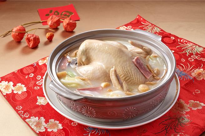 「砂锅津白鸡」费工费时，汤头集食材精华于一身，滋味浓郁，售价680元加1成。(福容大饭店提供)