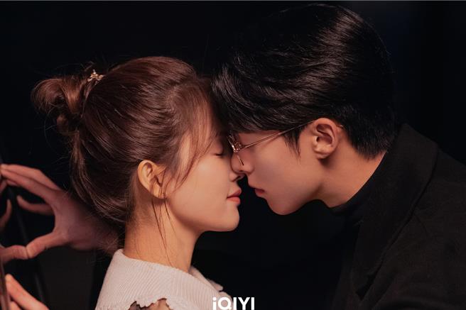 王鶴棣（右）和白鹿劇中狂撒糖。（愛奇藝國際站提供）