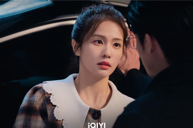 白鹿面對王鶴棣變成土味情話達人。（愛奇藝國際站提供）