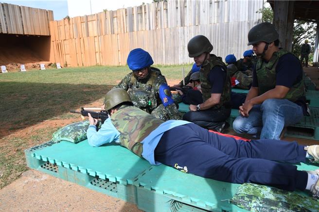 桃園市今年從7日起至27日將在楊梅陸軍高山頂營區辦理「全民國防教育－學生實彈射擊活動」。（桃園市教育局提供／陳夢茹桃園傳真）