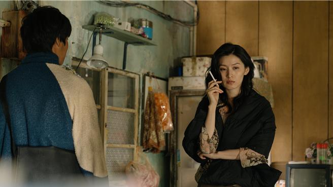 管罄在片中首度挑戰情慾演出。（華納提供）