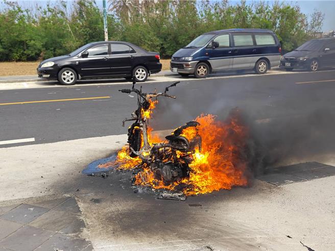 2023年11月07日澎湖县／马公市四维路7日中午发生机车焊接修理不慎致起火燃烧。（澎湖消防局提供／许逸民澎湖传真）