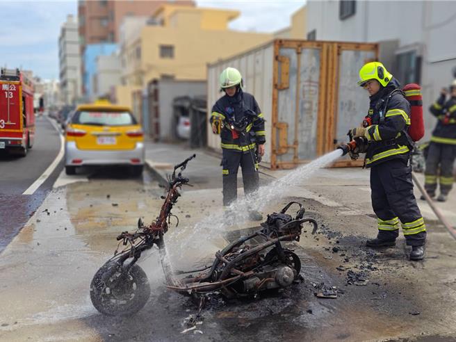 2023年11月07日澎湖县／马公市四维路7日中午发生机车焊接修理不慎致起火燃烧，警消虽5分钟内赶到并扑灭，但已烧到只剩骨架。（澎湖消防局提供／许逸民澎湖传真）