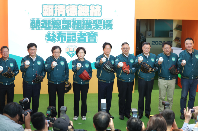 賴清德競總核心成員曝光，邱義仁姚立明等人入列 民進黨總統參選人賴清德（右5）7日上午舉行記者會公布競選總部組織架構，包括決策委員會召集人邱義仁（左3）、後援總會總會長陳茂仁（左）、國政顧問團召集人鄭麗君（左4）、總協調林佳龍（左2）、總督導卓榮泰（右3）、總幹事潘孟安（右2）、主任委員姚立明（右4）等，賴清德並授與每人一顆致勝球。（圖／中央社）