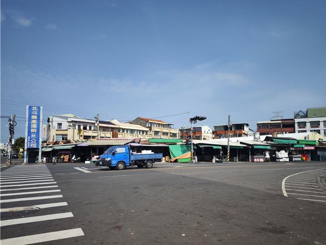 彰化县北斗农产运销公司（北斗市场）全年都协助菜贩清运垃圾，不过假日总有买菜民眾「顺手」把家户垃圾带到市场丢。（吴建辉摄）