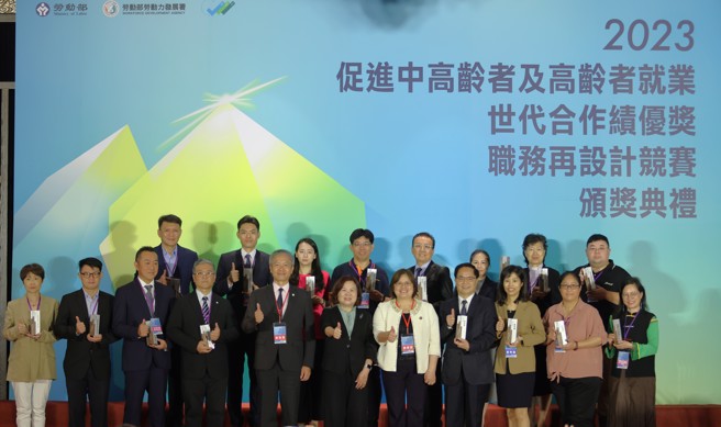 勞動部部長許銘春與得獎者合影。（勞動部提供）