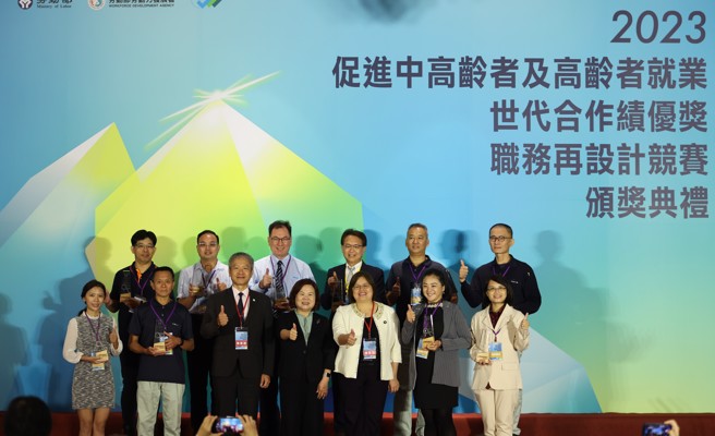 勞動部部長許銘春與得獎者合影。（勞動部提供）