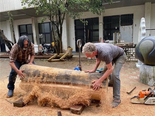 活动当日将展出艺术家杨景尧驻地创作的作品及由英国艺术家Martyn Barratt（右一）打造的园区空间。（新北市三芝区公所提供／刘玮晴新北传真）