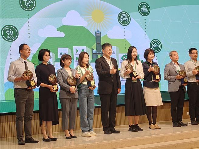 高雄市府工务局7日举办「高雄厝」国际论坛，以净零碳排为主轴，选出20件符合高雄厝理念建筑，在论坛中颁奖。（任义宇摄）