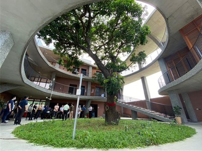 「芒果树办公室」获选高雄厝评审团大奖，使用建物的百佑营造董事长洪光谷分享，建物以百年芒果树为核心，搭配太阳光电、通风设计、节能设备，达到近乎净零碳排效果。（工务局提供）