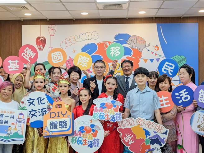 基隆市長謝國樑（後排中）表示，基隆市府將舉辦「新移民生活節」，希望讓基隆市成為對新移民最友善的城市。（張志康攝）