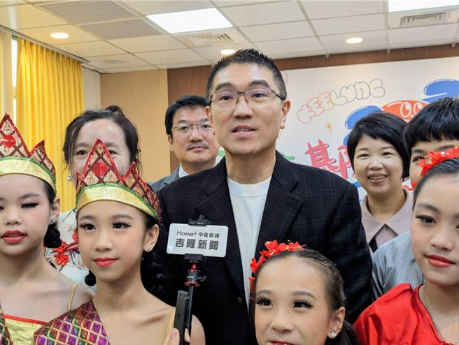 基隆市長謝國樑（中排中）表示，基隆市府將舉辦「新移民生活節」，希望讓基隆市成為對新移民最友善的城市。（張志康攝）