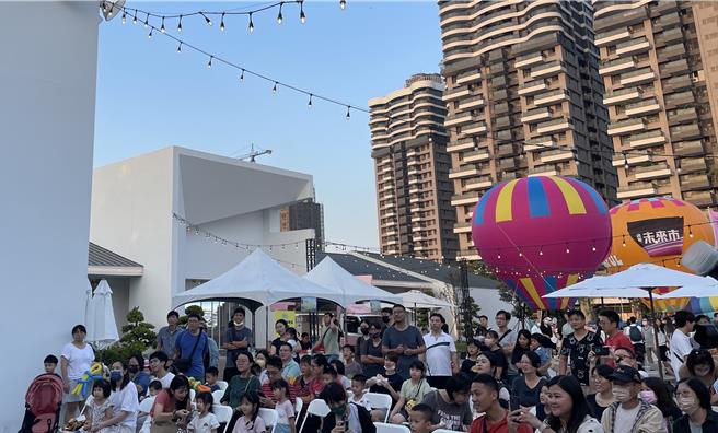 為讓消費者擁有難忘體驗，「達麗未來式」近日特別在橋頭區經武路接待中心旁舉辦「熱氣球嘉年華」。（柯宗緯翻攝）