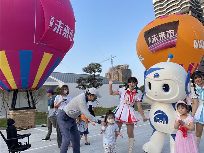 為讓消費者擁有難忘體驗，「達麗未來式」近日特別在橋頭區經武路接待中心旁舉辦「熱氣球嘉年華」。（柯宗緯翻攝）