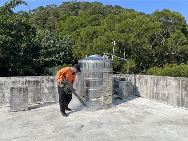 新北新增4例本土登革热，五股、树林各两例，市府持续进行区块防治孳清及化学防治，请市民朋友务必配合。（新北市卫生局提供）