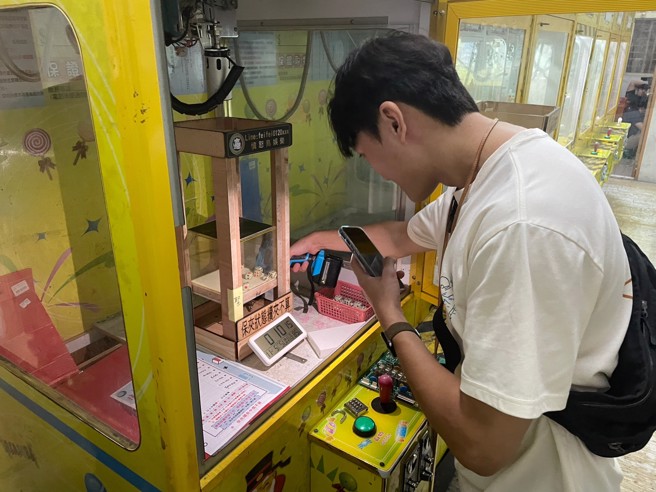 警方於11月5日執行搜索，當場查獲工作人員2名、賭客5名，查扣選物販賣機臺IC板、骰子臺、藍芽喇叭、點鈔機、數幣機、監視器主機、監視器鏡頭、犯罪所得新臺幣24萬元等證物。（圖／警方提供）