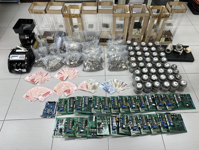警方於11月5日執行搜索，當場查獲工作人員2名、賭客5名，查扣選物販賣機臺IC板、骰子臺、藍芽喇叭、點鈔機、數幣機、監視器主機、監視器鏡頭、犯罪所得新臺幣24萬元等證物。（圖／警方提供）