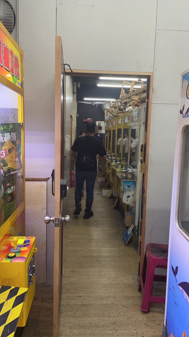 警方於11月5日執行搜索，當場查獲工作人員2名、賭客5名，查扣選物販賣機臺IC板、骰子臺、藍芽喇叭、點鈔機、數幣機、監視器主機、監視器鏡頭、犯罪所得新臺幣24萬元等證物。（圖／警方提供）