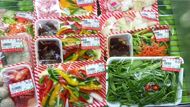 台东地区农会独创「配菜盘」，将丑蔬果经洗选、分切后包装成盘，分量精巧且配料俱全，推出至今近30年维持铜板价，让煮妇花小钱出好菜。（萧嘉蕙摄）