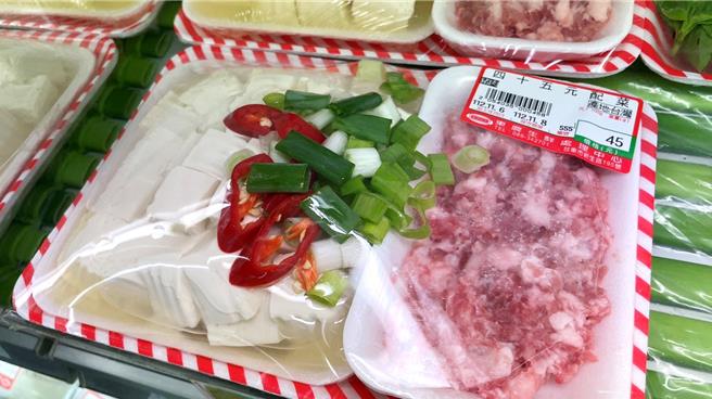 台东地区农会「配菜盘」菜色依时令调整，每盘价格不超过50元，每日热销近百盘。（萧嘉蕙摄）