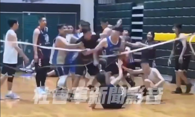 打篮球纠纷变成打架，波及一旁篮球场。（翻摄社会事新闻影音网）