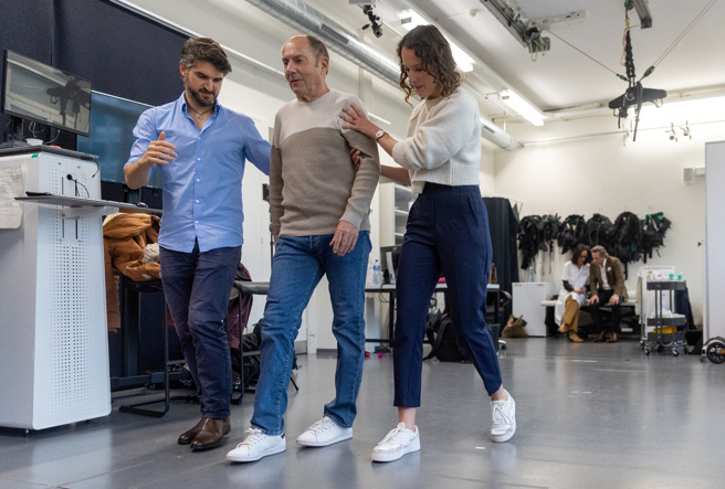 一名巴金森氏症（Parkinson's Disease）晚期患者在脊髓植入電極後，終於能夠再次行走，幾乎與正常人無異。（圖/路透社）
