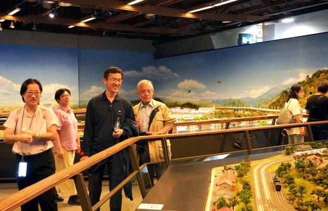 大场喜幸馆长(前排左二)、荒木文宏副馆长(右一)参观模型展。（图片来源：高雄歷史博物馆提供）
