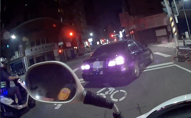 高雄市一名22歲陳姓男子開車載4名友人，闖紅燈，被巡邏員警發現上前攔停，駕駛經警方實施酒測，酒測值達0.51毫克。（圖／警方提供）