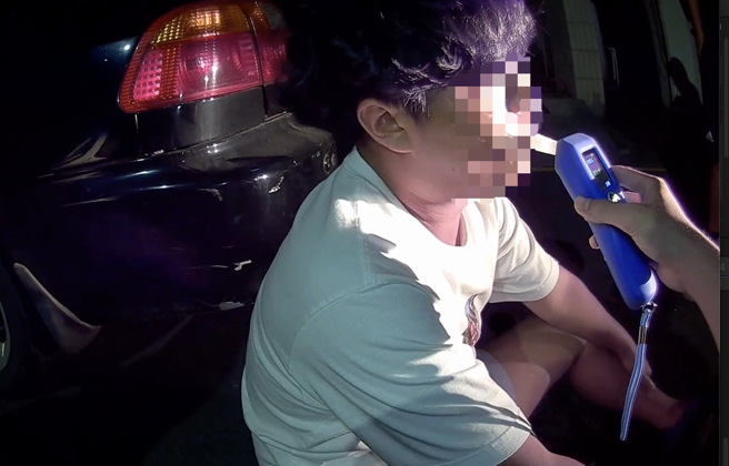 高雄市一名22歲陳姓男子開車載4名友人，闖紅燈，被巡邏員警發現上前攔停，駕駛經警方實施酒測，酒測值達0.51毫克。（圖／警方提供）