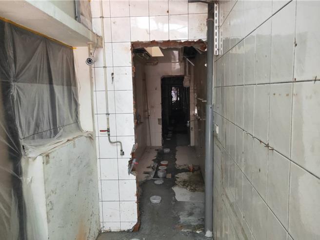 家住太平区市民大道附近的陈男，住家附近正进行地下污水道工程，因为施工将拆除其住家后方厨房，陈男多次陈情。（民眾提供／冯惠宜台中传真）