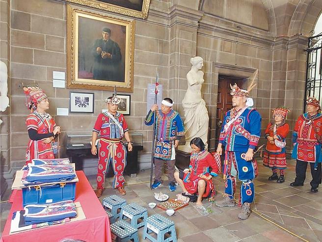 英国爱丁堡大学返还4具近150年前死于牡丹社事件原住民遗骨，屏东原住民准备全新服饰，在爱丁堡举行传统祭仪，引领祖先回归故土。（牡丹乡公所提供）