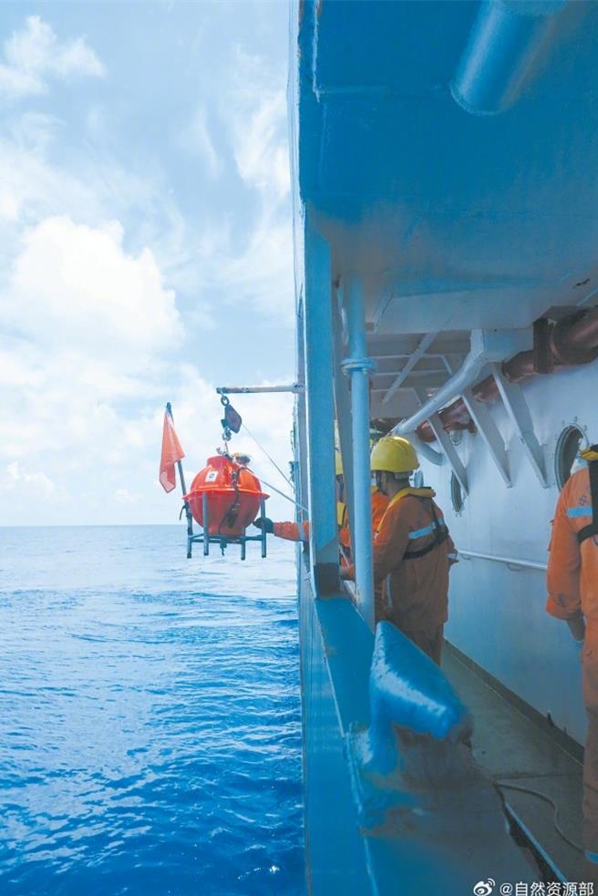 5826米！大陸自研海底地震儀創作業水深新紀錄。（中國大陸自然資源部）